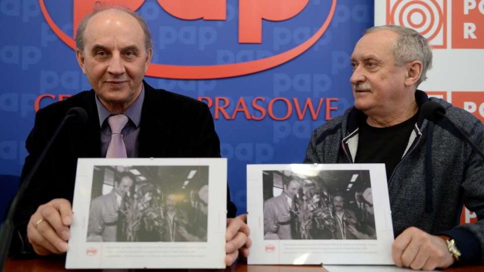 Leszek Cichy (L) i Krzysztof Wielicki (P) z pamiątkowymi zdjęciami podczas konferencji prasowej w Warszawie, 17 bm. w 35. rocznicę ich pierwszego zimowego wejścia na Mount Everest. Fot. PAP/Bartłomiej Zborowski