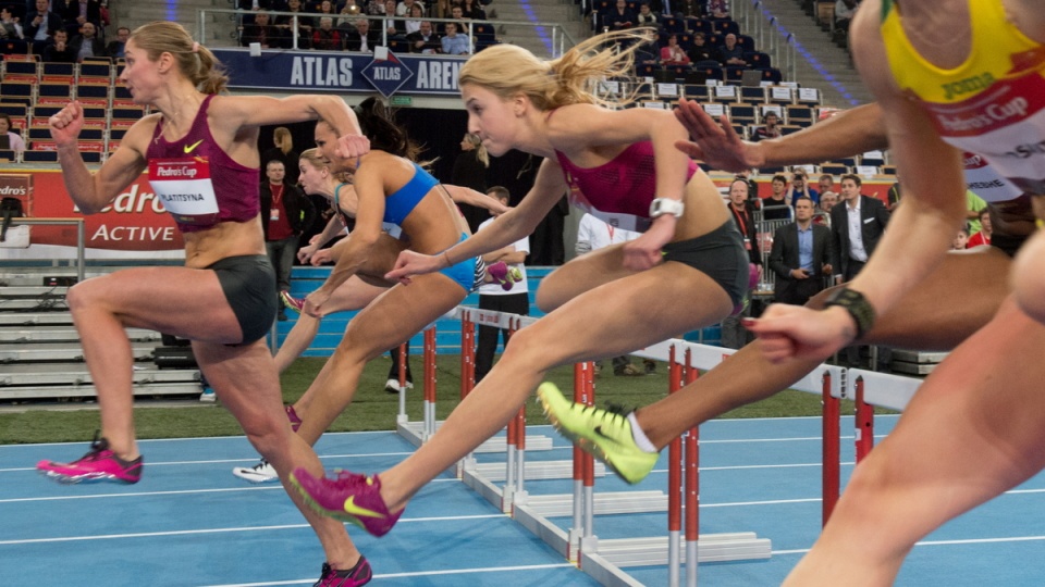 Ukrainka Hanna Plotitsyna (L) i Polka Karolina Kołeczek (C) w biegu na 60m ppł. podczas XI Międzynarodowego Mityngu Lekkoatletycznego Pedro