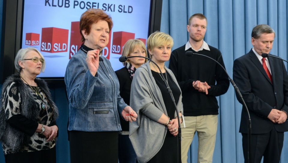 Posłowie SLD Anna Bańkowska i Tadeusz Tomaszewski oraz opiekunowie dorosłych osób niepełnosprawnych, w trakcie konferencji prasowej w Sejmie. Fot. PAP/Jakub Kamiński