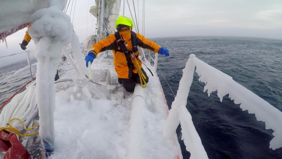 Lodowy sztorm - obmarzanie pokładu jachtu na Morzu Rossa. Fot. K.Jasica/SelmaExpeditions
