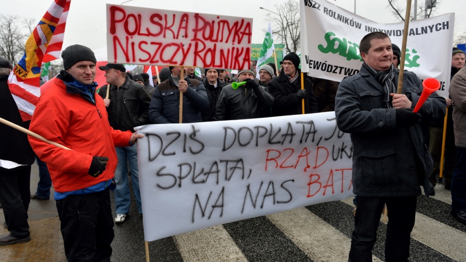 Przed południem przedstawiciele rolniczej "Solidarności" wyruszyli spod warszawskiego Torwaru, kierując się w stonę Sejmu, skąd pomaszerują pod Kancelarię Prezesa Rady Ministrów. Fot. PAP/Marcin Obara