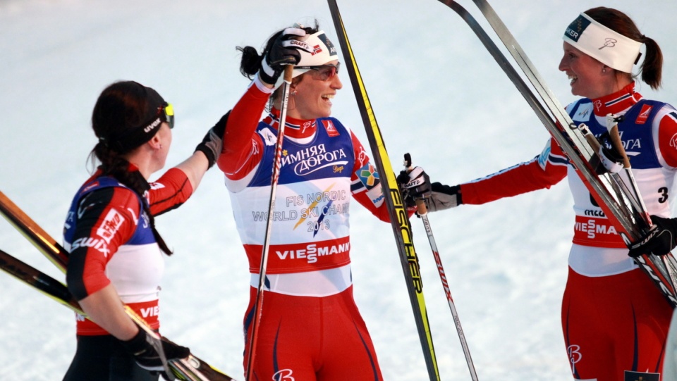 Polka Justyna Kowalczyk (L) gratuluje Norweżce Marit Bjoergen (C) zwycięstwa w finale sprintu techniką klasyczną kobiet, podczas mistrzostw świata w narciarstwie klasycznym w szwedzkim Falun, 19 bm. Polka zajęła czwarte miejsce a Kari Vikhagen Gjeitnes (P) piąta. Fot.PAP/Grzegorz Momot