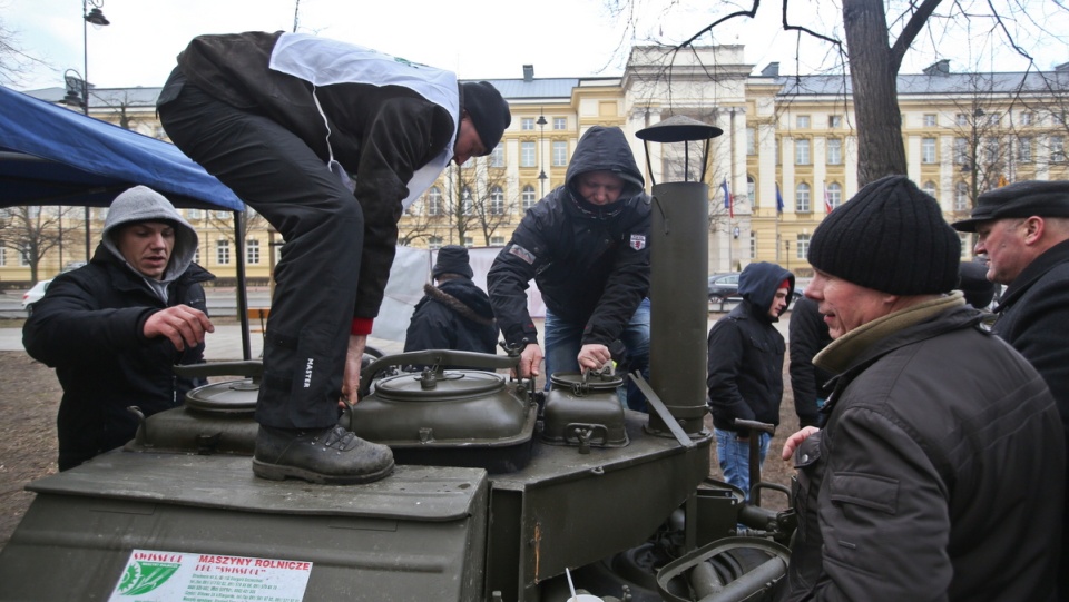 Grupa protestujących rolników o poranku przed KPRM w Warszawie. Fot.PAP/Rafał Guz