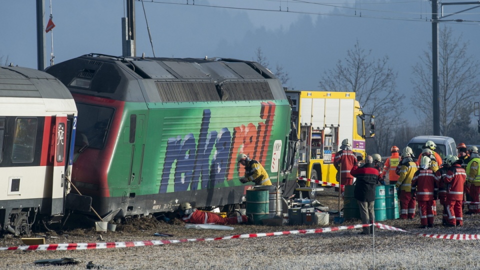 Policja i strażacy na miejscu zderzenia dwóch pociągów w okolicach dworca Rafz, na północ od Zurychu. Fot. PAP/EPA/ENNIO LEANZA