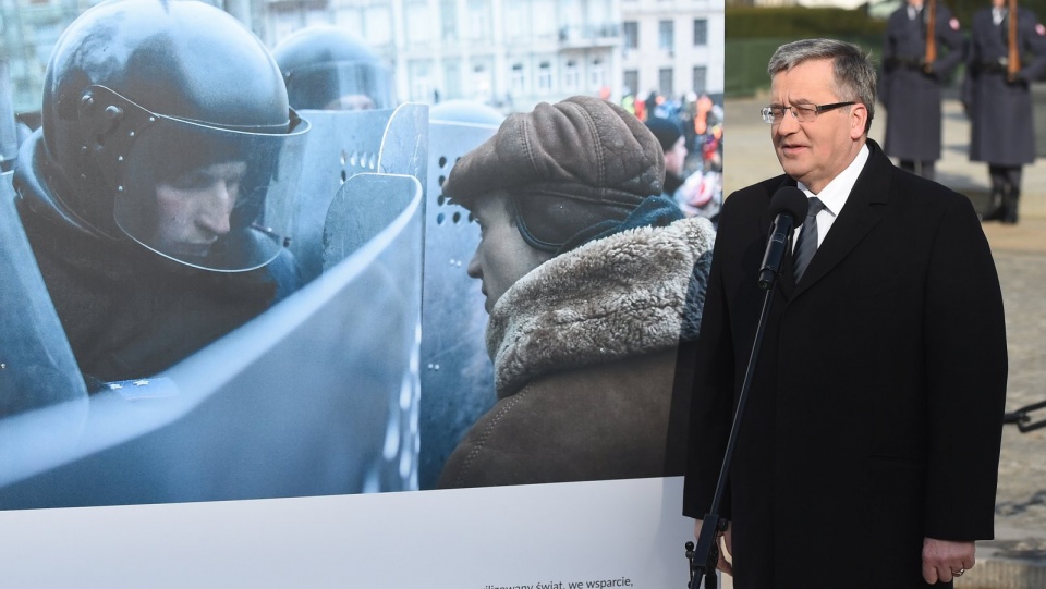 Prezydent wyraził przekonanie, że wystawa będzie przemawiała do wyobraźni i serc wszystkich osób przechodzących obok Pałacu Prezydenckiego. Fot. PAP/Radek Pietruszka