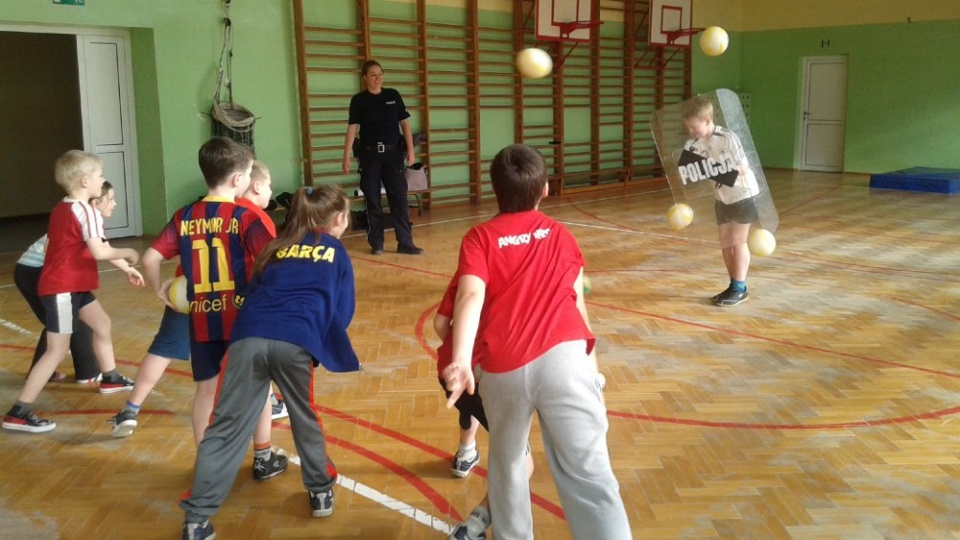 Przy udziale policjantów z Błonia maluchy testowały swoją kondycję podczas zawodów sportowych. Fot. Policja