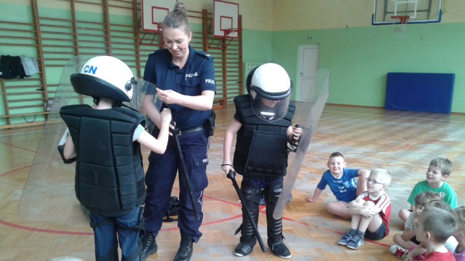 Przy udziale policjantów z Błonia maluchy testowały swoją kondycję podczas zawodów sportowych. Fot. Policja