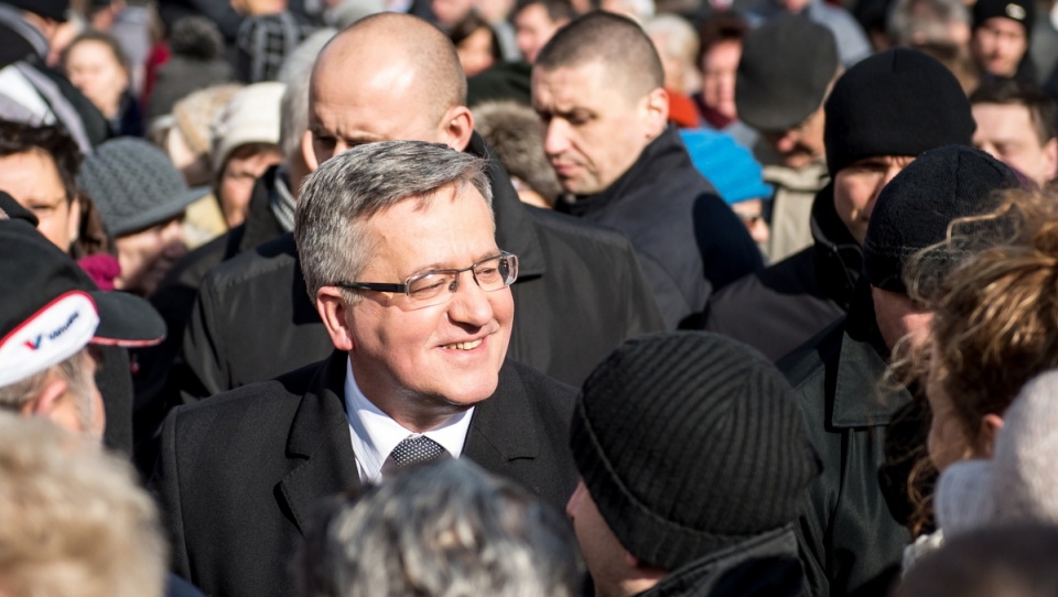 Prezydent Bronisław Komorowski (C), podczas spotkania z mieszkańcami na rynku w Ząbkowicach Śląskich. Fot.PAP/Maciej Kulczyński