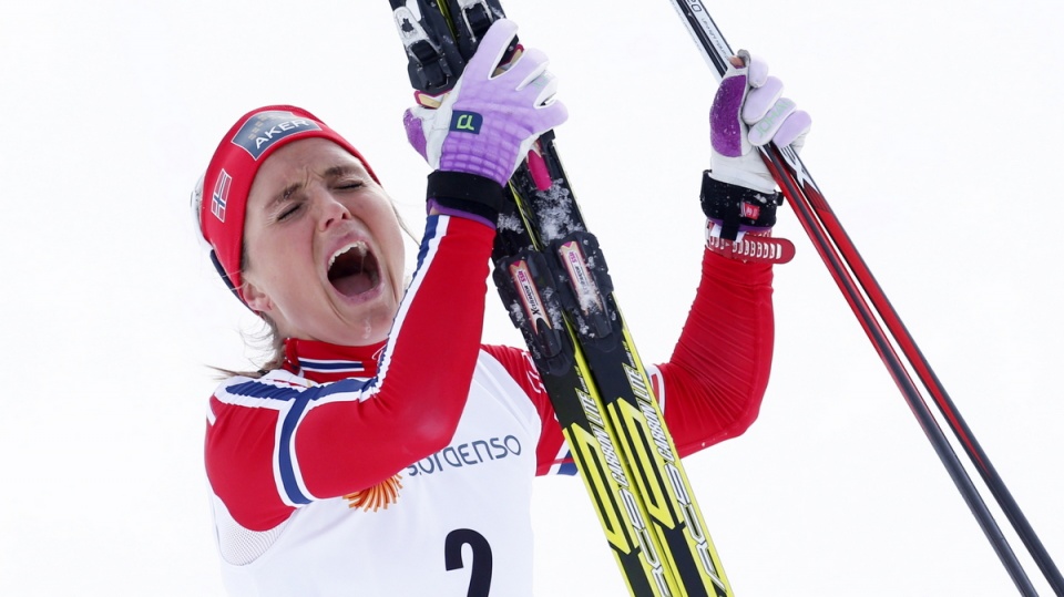 Norweżka Therese Johaug fetuje wygranie biegu łączonego na dystansie 15 km (7,5 km techniką klasyczną + 7,5 km techniką dowolną) i zdobycie złotego medalu w mistrzostwach świata w narciarstwie klasycznym w szwedzkim Falun. Fot. PAP/Grzegorz Momot