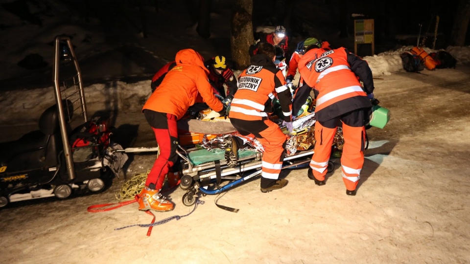 Akcja ratunkowa TOPR-u w Kirach, po lawinie, która zeszła z Wielkiej Świstówki w Tatrach Zachodnich. Fot.PAP/Jan Niedziałek