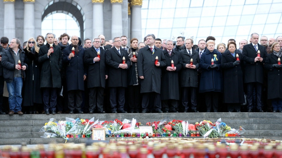 Uczestnicy Marszu Godności w Kijowie, składają znicze na placu Niepodległości w pierwszą rocznicę Majdanu. Fot. PAP/Jacek Turczyk