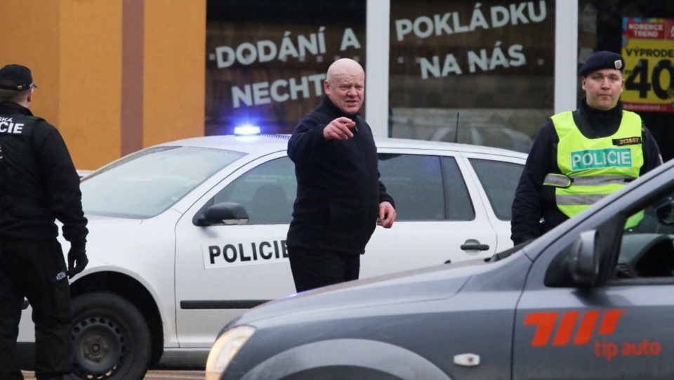 Policjanci przed restauracją w mieście Uhersky Brod w Czechach. Fot. PAP/EPA