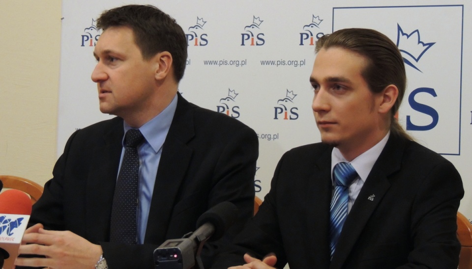 Poseł Łukasz Zbonikowski (z lewej) i Kamil Kołata podczas konferencji prasowej.Fot. Marek Ledwosiński