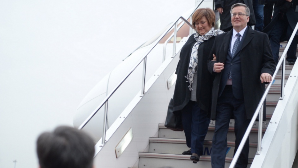 Prezydent Bronisław Komorowski z żoną Anną po przylocie na lotnisku w Tokio. Fot. PAP/Jacek Turczyk