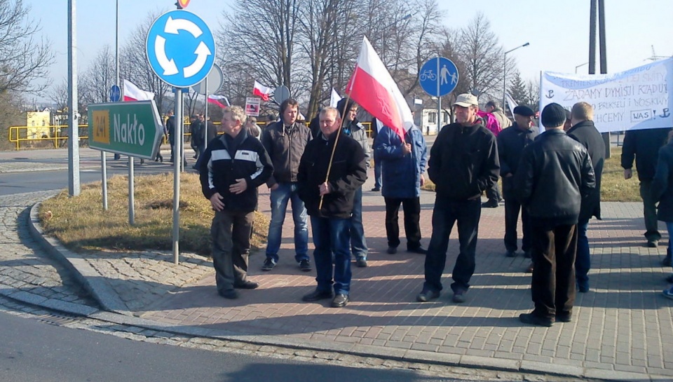 Protestujący na skrzyżowaniu w Sępólnie Krajeńskim rolnicy domagali się poprawy sytuacji w polskim rolnictwie. Fot. Marcin Dolińskki