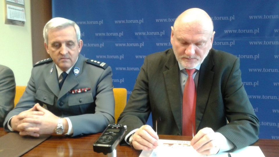 Umowę w tej sprawie podpisali w Urzędzie Miasta prezydent Michał Zaleski i Komendant Miejski Policji w Toruniu Antoni Stramek. Fot. Michał Zaręba