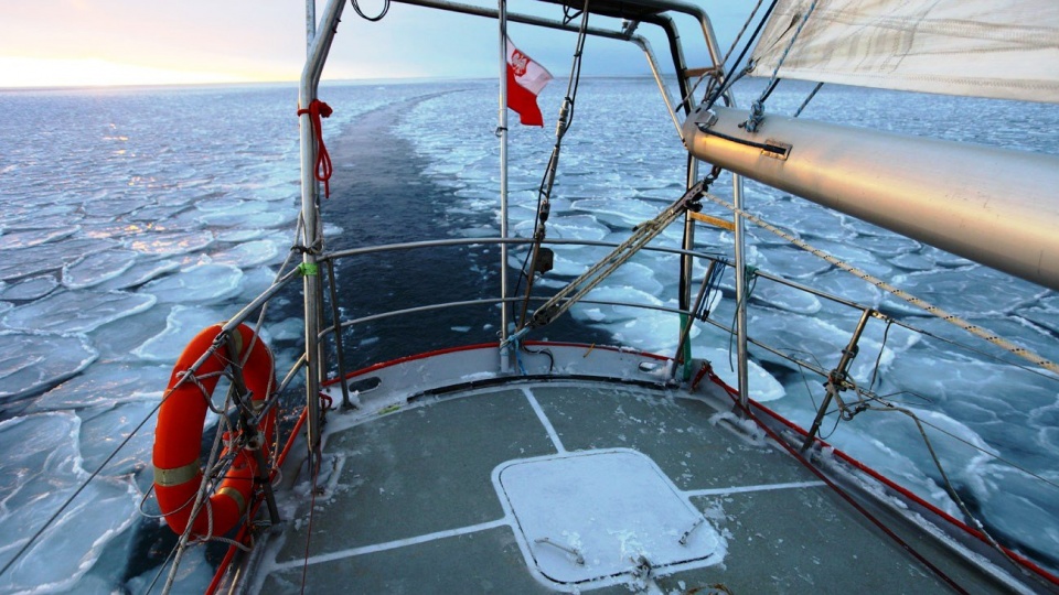 Jacht Selma Expedition musi jak najszybciej opuścić Morze Rossa, które wkrótce zamarznie. Fot. Tomasz Łopata/SelmaExpeditions.com