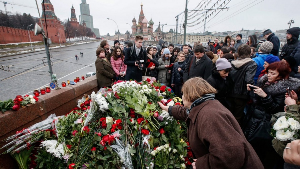 Mieszkańcy Moskwy zostawiają kwiaty w miejscu zabójstwa Borysa Niemcowa. Fot. PAP/EPA