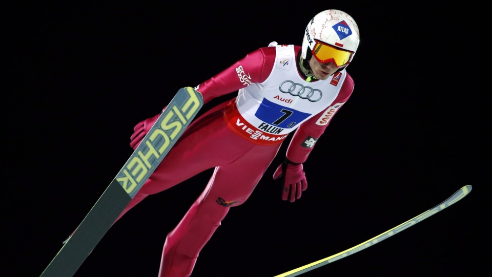 Kamil Stoch podczas drużynowego konkursu skoków na narciarskich mistrzostwach świata w szwedzkim Falun. Fot.PAP/Grzegorz Momot