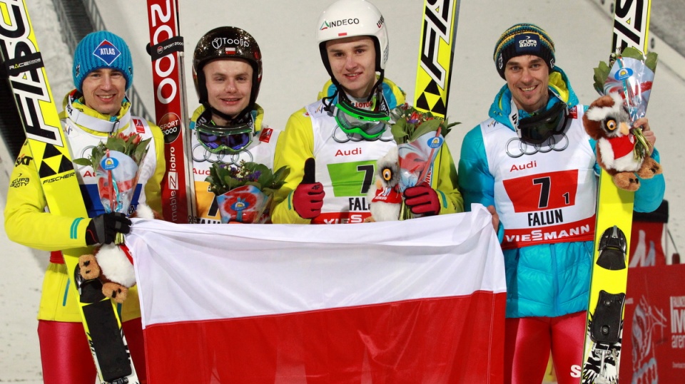 Polska drużyna, w składzie (od lewej): Kamil Stoch, Jan Ziobro, Klemens Murańka i Piotr Żyła, zdobyła brązowy medal mistrzostw świata w szwedzkim Falun. Fot.PAP/Grzegorz Momot