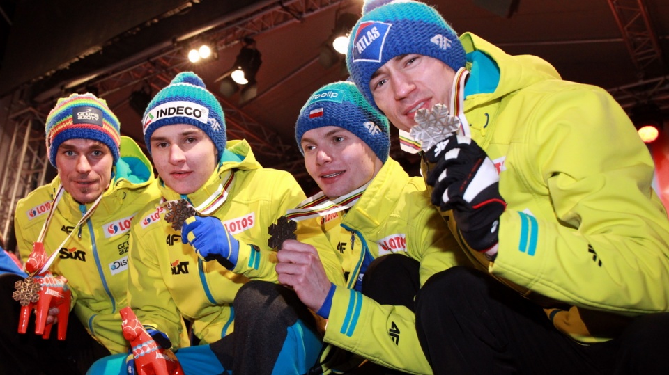 Polska drużyna, w składzie, od lewej: Piotr Żyła, Klemens Murańka, Jan Ziobro i Kamil Stoch, zdobyła brązowy medal mistrzostw świata w szwedzkim Falun. Fot. PAP/Grzegorz Mamot