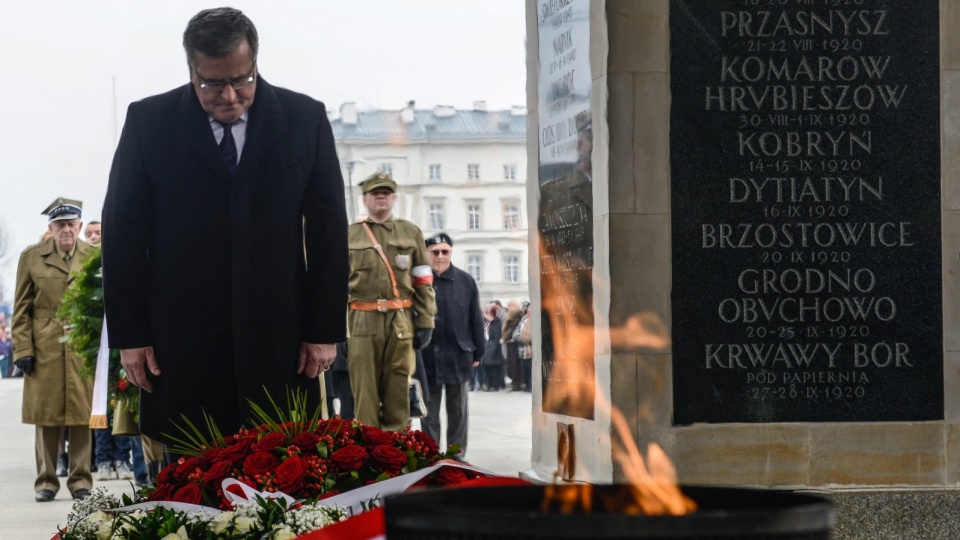 Prezydent złożył także kwiaty przed Grobem Nieznanego Żołnierza. Fot. PAP/Jakub Kamiński