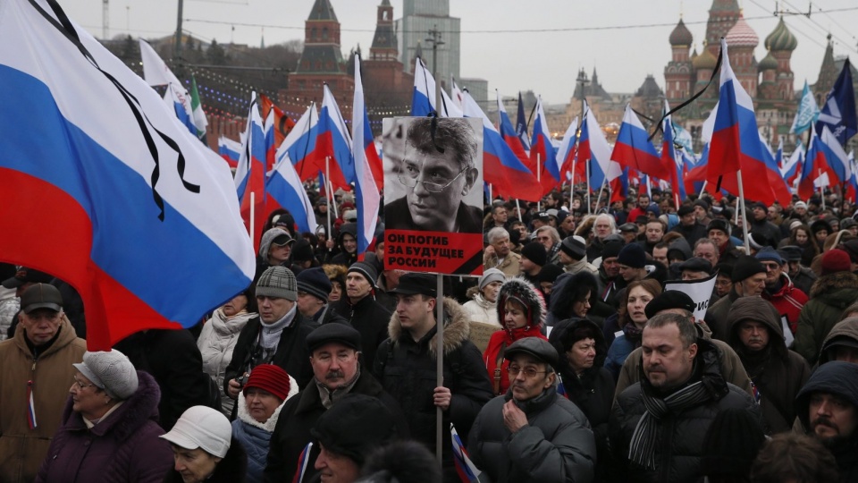 Co najmniej 20 tys. osób uczestniczy w niedzielę w Moskwie w zorganizowanym przez antykremlowską opozycję marszu żałobnym, poświęconym pamięci Borysa Niemcowa. Fot. PAP/EPA