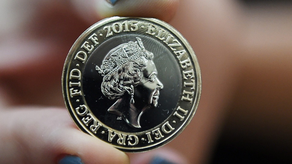 Do portmonetek Brytyjczyków monety z nowym wizerunkiem monarchini mają trafić w tym roku. Fot. PAP/EPA