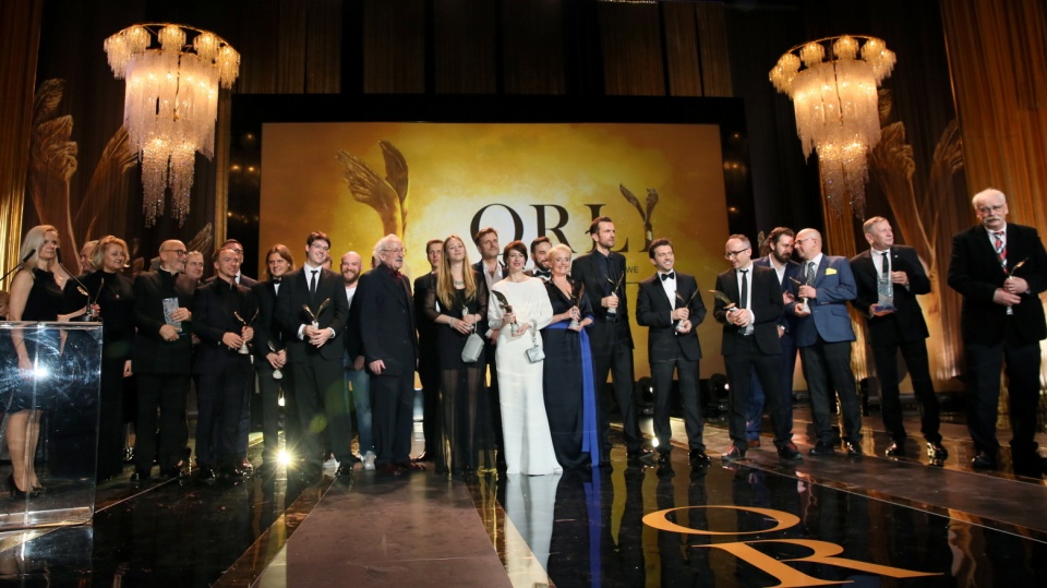 Zdjęcie grupowe laureatów, podczas uroczystej gali wręczenia Polskich Nagród Filmowych Orły 2015. Fot. PAP/Tomasz Gzell