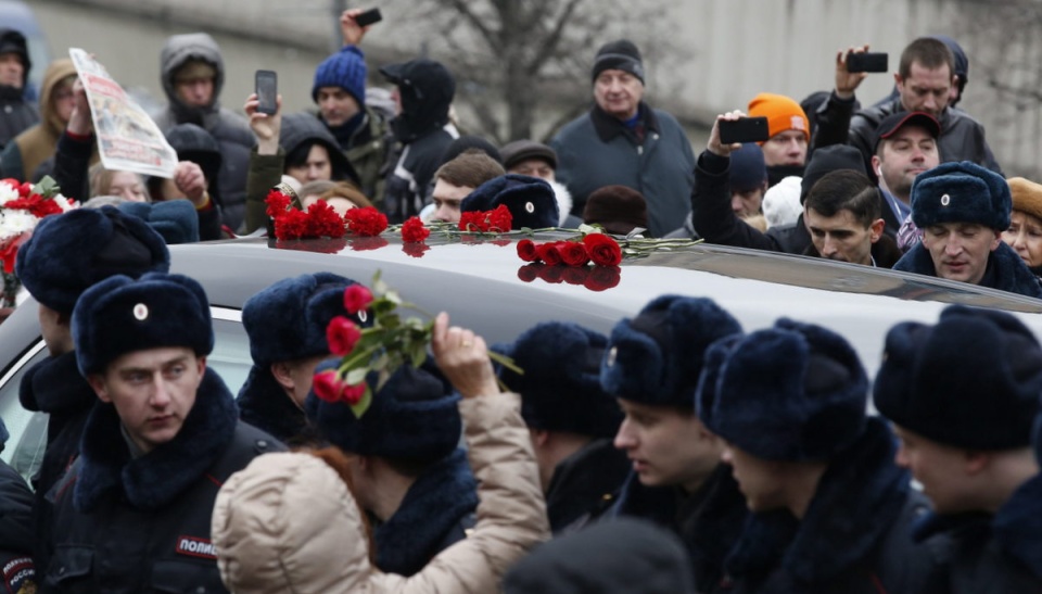 "Bohaterowie nie umierają" i "Rosja będzie wolna" - skandowali obecni przed moskiewskim Centrum Sacharowa. Fot. PAP/EPA