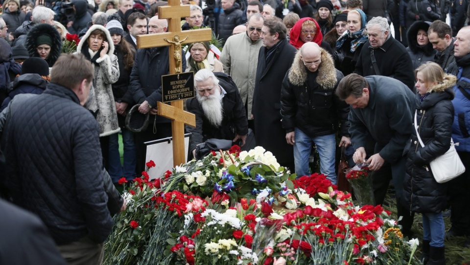 Na grobie złożono dziesiątki wieńców ze wstęgami w barwach narodowych Rosji. Fot. PAP/EPA