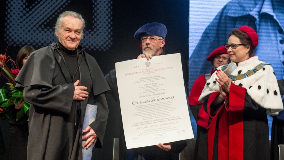 Jerzy Skolimowski (L), dziekan Wydziału Grafiki i Malarstwa, prof. Zdzisław Olejniczak (C) oraz rektor ASP prof. Jolanta Rudzka-Habisiak (P) podczas uroczystości w Akademii Sztuk Pięknych w Łodzi. Fot. PAP/Grzegorz Michałowski