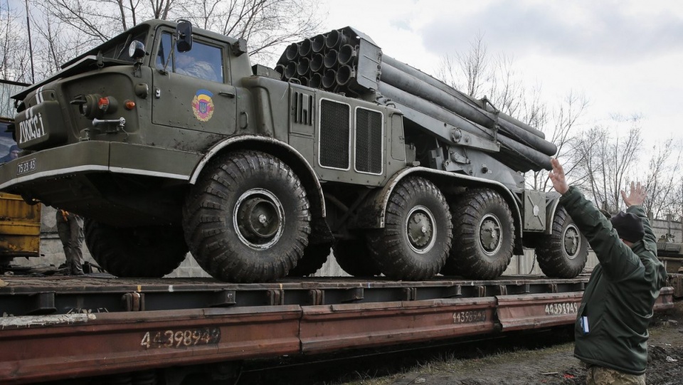 Obie strony konfliktu zobowiązały się w Mińsku do wycofania całego ciężkiego uzbrojenia na równe odległości w celu stworzenia strefy bezpieczeństwa. Fot. PAP/EPA