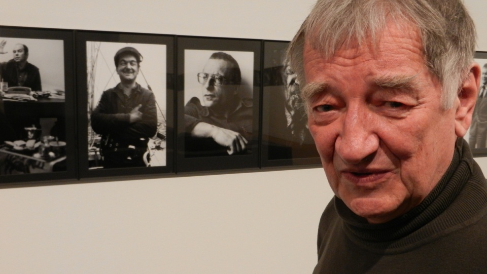 Krzysztof Gierałtowski na tle swoich fotografii-portretów w CSW. Fot. I. Muszytowska-Rzeszotek