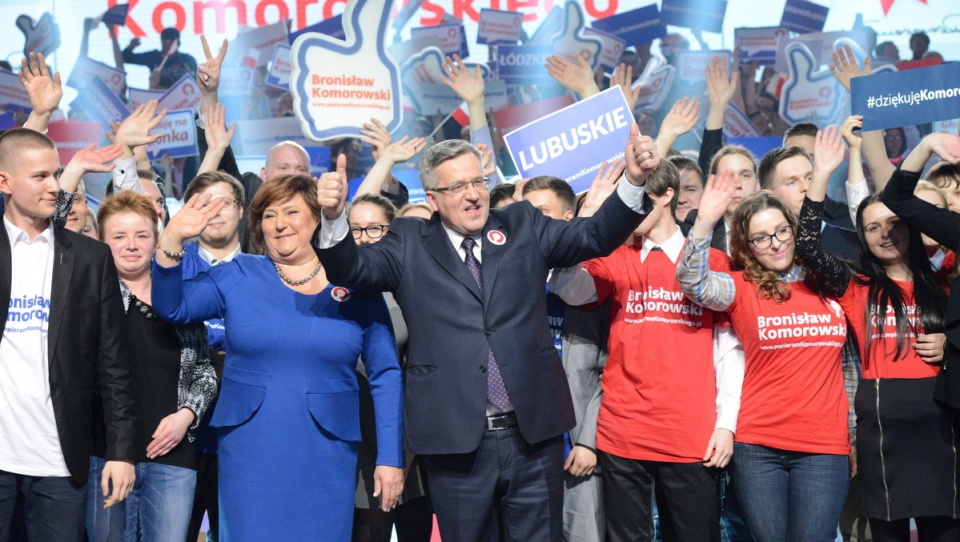 Ubiegający się o reelekcję, prezydent Bronisław Komorowski (C) z małżonką Anną (2L), podczas konwencji wyborczej w Warszawie. PAP/Jacek Turczyk