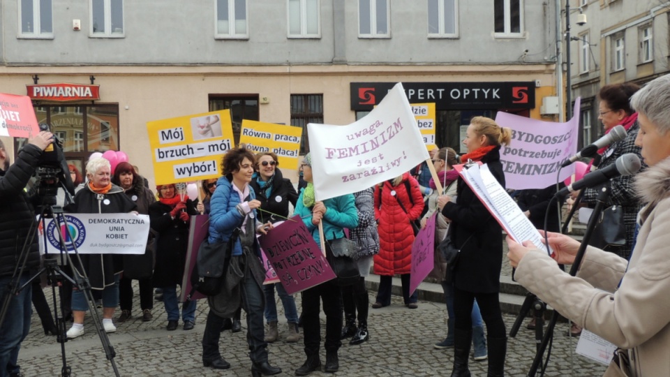 Uczestniczki bydgoskiej "Manify" na Wełnianym Rynku. Fot. Sława Skibińska-Dmitruk