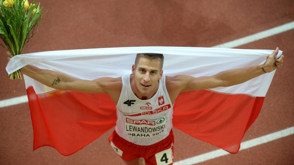 Marcin Lewandowski cieszy się ze zwycięstwa w biegu finałowym na 800 m podczas halowych mistrzostw Europy w lekkiej atletyce w Pradze. Fot. PAP/Bartłomiej Zborowski