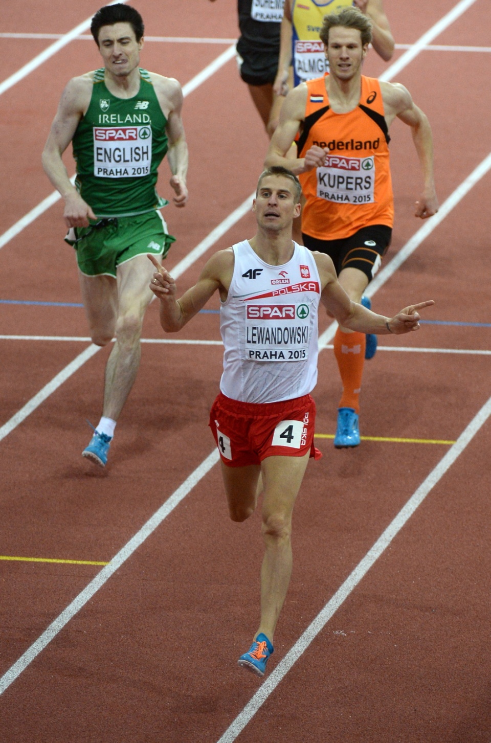 Marcin Lewandowski wygrywa bieg finałowy na 800 m podczas halowych mistrzostw Europy w lekkiej atletyce w Pradze. Fot. PAP/Bartłomiej Zborowski