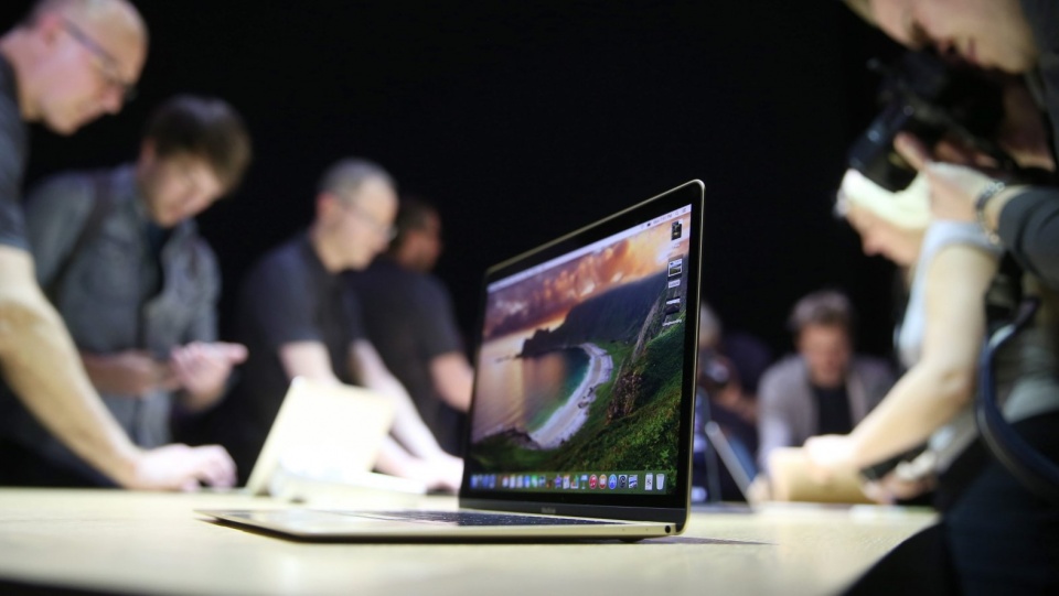 MacBooka wyposażono w jedno uniwersalne złącze, ekran Retina i ultra-energooszczędny procesor. Fot. PAP/EPA