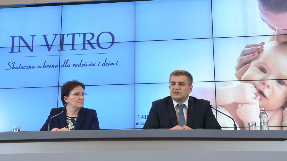 Premier Ewa Kopacz i minister zdrowia Bartosz Arłukowicz podczas konferencji prasowej po posiedzeniu rządu. Fot. PAP/Radek Pietruszka