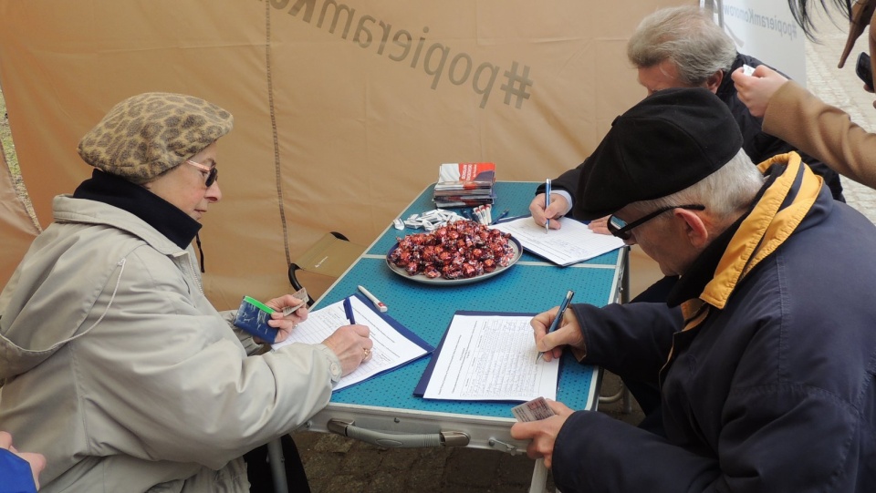 Podpisy składać można było na Placu Wolności. Fot. Tatiana Adonis