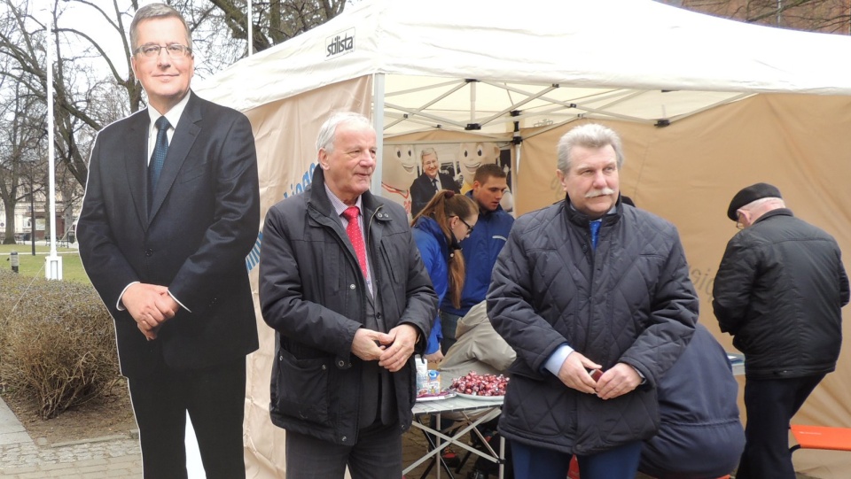 W miejscu zbierania podpisów obecni byli senatorowie: Jan Rulewski (L) i Andrzej Kobiak.