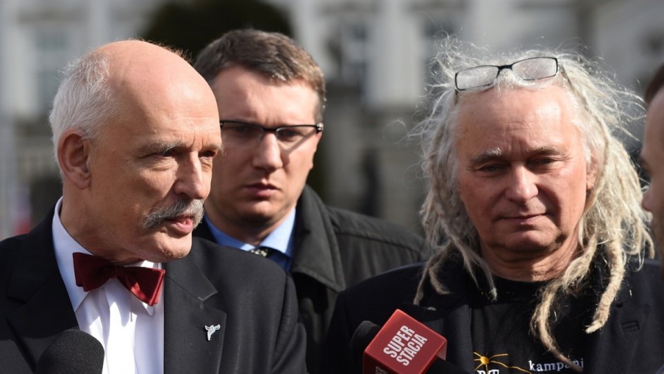 Kandydat na prezydenta RP partii KORWiN Janusz Korwin-Mikke (L), kandydat na prezydenta Partii Libertariańskiej Waldemar Deska (P) oraz szef sztabu wyborczego Janusza Korwin-Mikkego, poseł Przemysław Wipler (C-tył) podczas konferencji prasowej przed Pałacem Prezydenckim w Warszawie. Fot. PAP/Radek Pietruszka