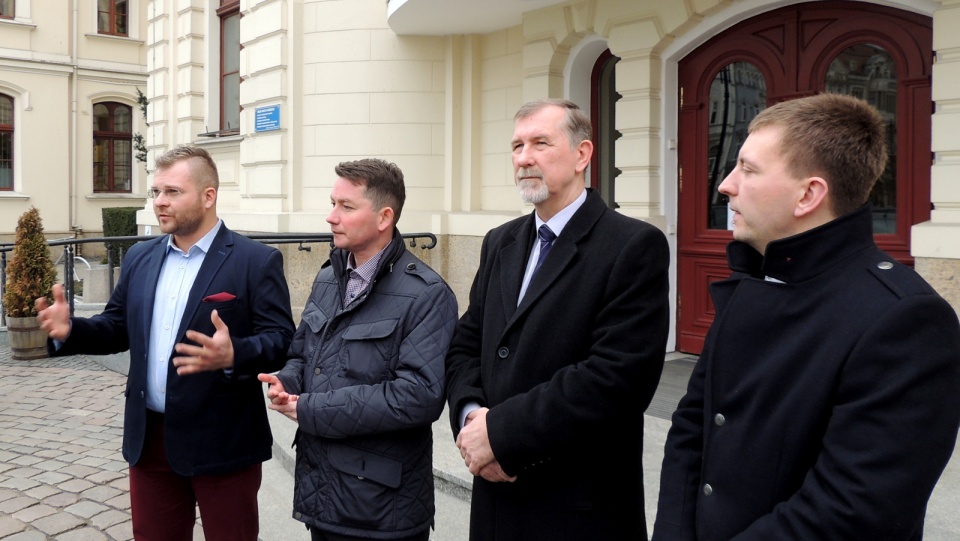 Radni PiS oceniali prezydenta Bydgoszczy na konferencji przez urzędem miasta. Fot. Maciej Wilkowski