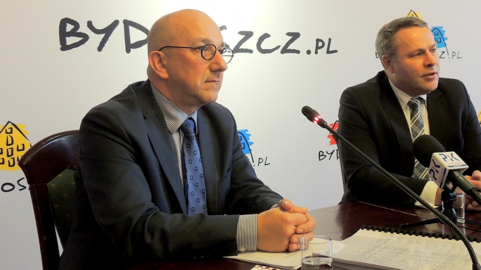 Skarbnik Bydgoszczy Piotr Tomaszewski (z lewej) i prezydent miasta Rafał Bruski podczas konferencji prasowej. Fot. Maciej Wilkowski