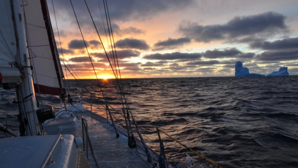 Wschód słońca na Wielkim Oceanie Południowym. Fot. Krzysztof Jasica/SelmaExpeditions.com
