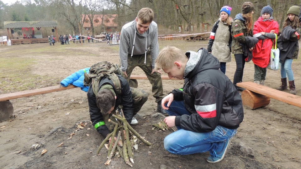 Jedną z konkurencji było rozpalanie ogniska na czas. Fot. Michał Zaręba