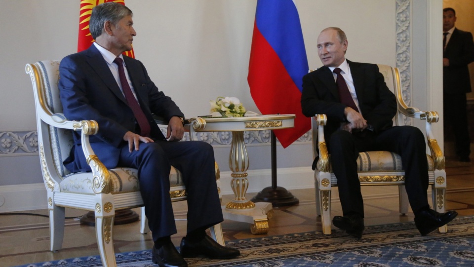 Prezydent Rosji Władimir Putin spotkał się z prezydentem Kirgistanu Ałmazbekiem Atambajewem. Fot. PAP/EPA