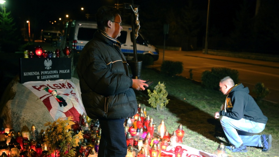 Mieszkaniec Legionowa czuwa przed Komendą Powiatową Policji w Legionowie w związku ze śmiercią 19-letniego Rafała. Fot. PAP/Tomasz Gzell