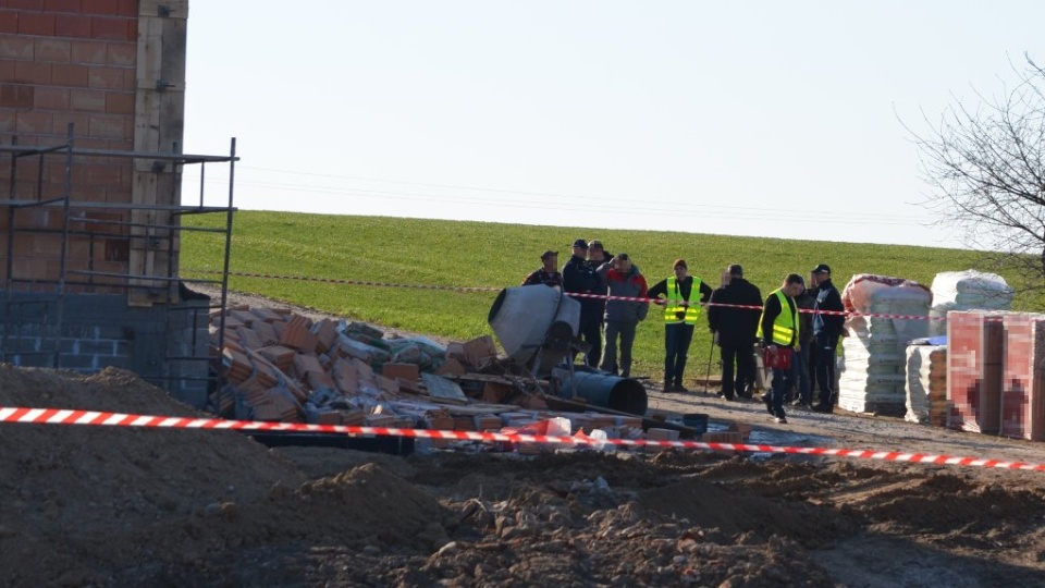 Na jednego z pracowników runęła ściana - poniósł śmierć na miejscu. Fot. Policja